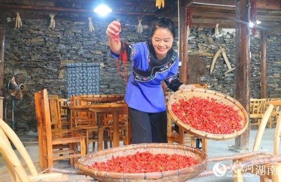 村民李霞返鄉(xiāng)從事餐飲業(yè)。 人民網(wǎng)記者 劉賓攝