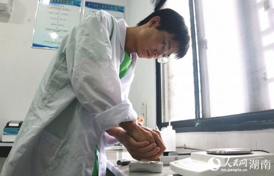 吳健筆在獼猴桃科技小院實驗室測量水果糖分。 人民網(wǎng)記者 劉賓攝