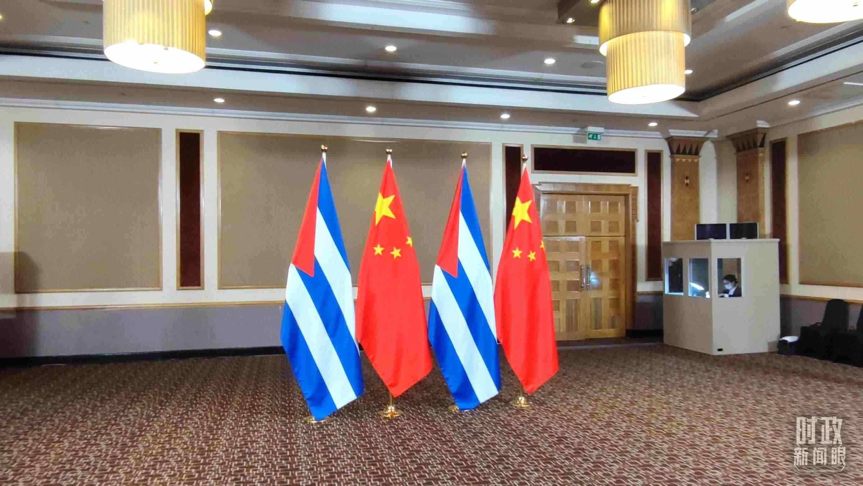 △會見現(xiàn)場的中古兩國國旗。（總臺央視記者耿小龍拍攝）