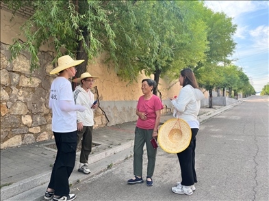 國土整治與生態(tài)修復實踐調研團師生與村民交流。校方供圖