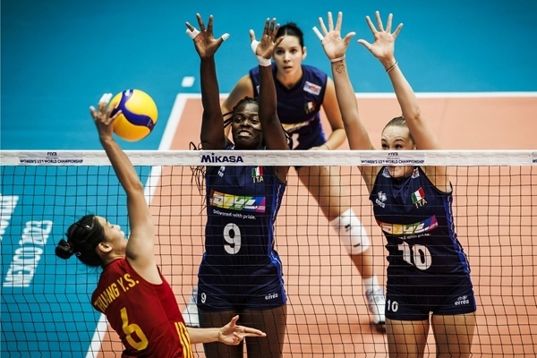 中國(guó)隊(duì)球員莊宇珊(左)在比賽中。圖片來(lái)源：國(guó)際排聯(lián)