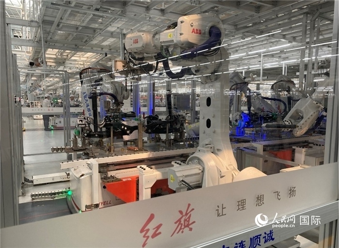 一汽—紅旗繁榮工廠內(nèi)的智能機器人。人民網(wǎng) 宋歌攝