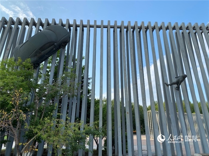 長春國際汽車公園中的立體雕塑。人民網(wǎng) 宋歌攝