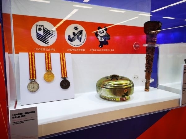 1990年北京亞運(yùn)會(huì)獎(jiǎng)牌、火種盒、火炬等展品。 人民網(wǎng)記者 楊磊攝