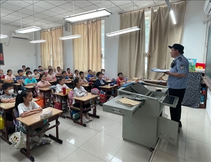 趙超剛在呼家樓中心小學(xué)為學(xué)生們講法治課。受訪者供圖