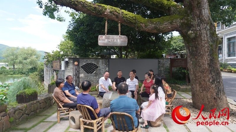余杭區(qū)徑山鎮(zhèn)小古城村村民在“樟樹(shù)下議事”。人民網(wǎng)肖聰聰攝