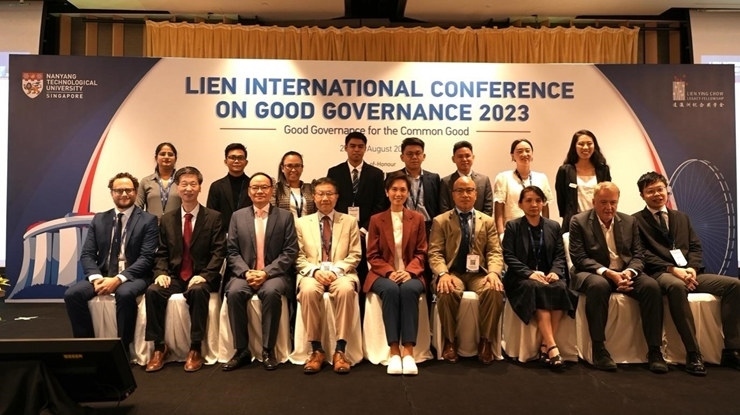 與會嘉賓和新書的編者及章節(jié)作者合影。新加坡南洋理工大學供圖