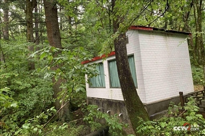 （被保護在房子內的泉眼連接著管道 央視網(wǎng)記者 王靜遠 攝）