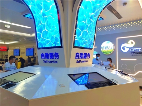 市民在中國(guó)（廣西）自由貿(mào)易區(qū)南寧片區(qū)綜合服務(wù)大廳辦理業(yè)務(wù)。人民網(wǎng) 付華周攝