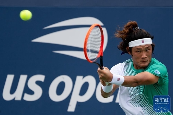 張之臻在比賽中回球。新華社記者 劉杰 攝