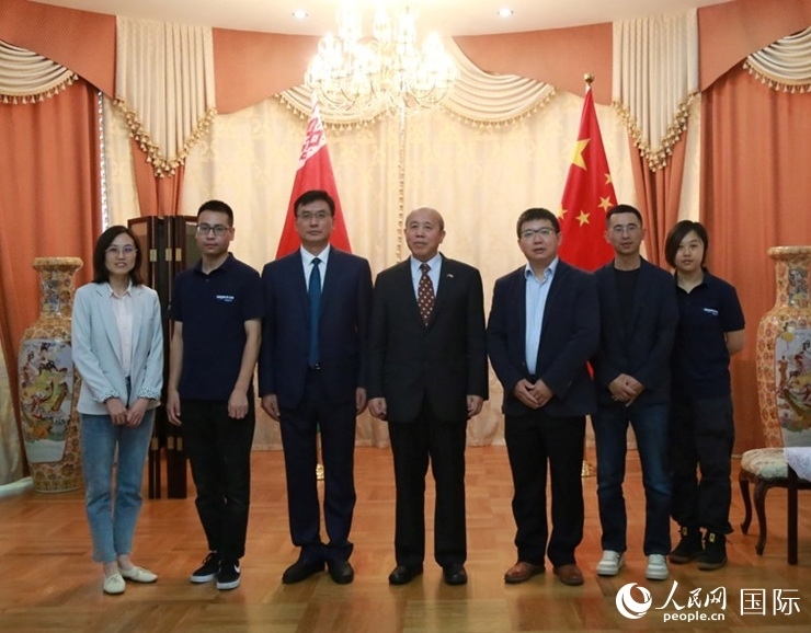 謝小用大使與人民網(wǎng)記者合影。