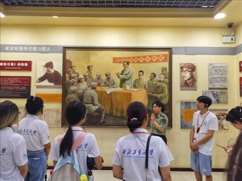 中外學生在延安參觀博物館。學校供圖