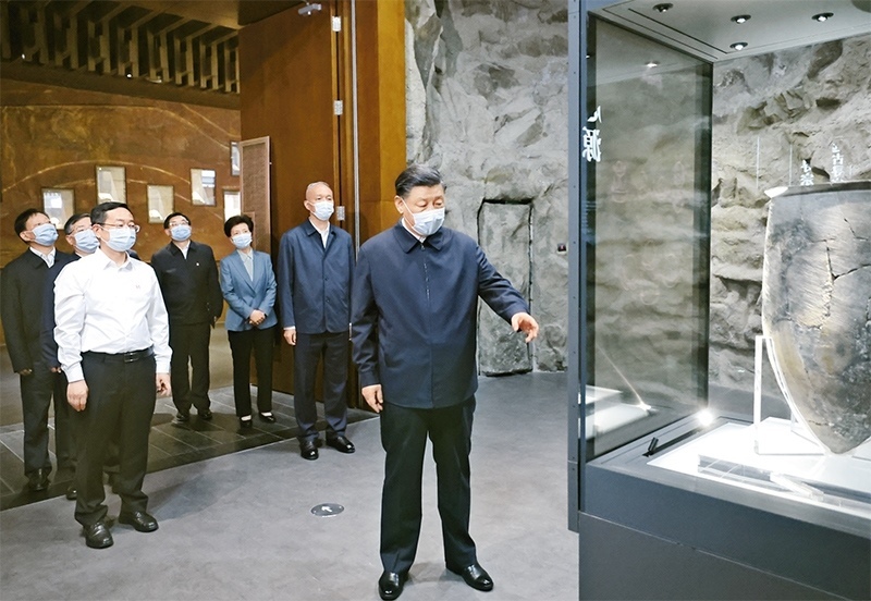 2023年6月2日，中共中央總書記、國家主席、中央軍委主席習(xí)近平在北京出席文化傳承發(fā)展座談會(huì)并發(fā)表重要講話。這是座談會(huì)前，習(xí)近平2日下午在中國歷史研究院考察。 新華社記者 鞠鵬/攝
