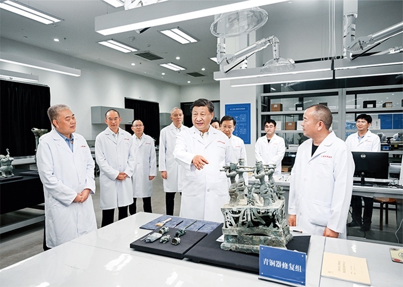 2023年7月25日至27日，中共中央總書記、國家主席、中央軍委主席習(xí)近平在四川考察。這是26日下午，習(xí)近平在位于德陽市廣漢市的三星堆博物館文物保護(hù)與修復(fù)館，同現(xiàn)場工作人員親切交流。 新華社記者 謝環(huán)馳/攝