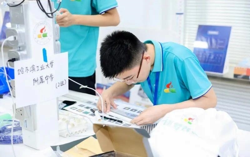 △今年7月，“逐夢(mèng)蒼穹”科技主題教育活動(dòng)在北京市八一學(xué)校舉辦。來自全國(guó)各地的百余名師生，在動(dòng)手實(shí)踐中學(xué)習(xí)航天知識(shí)、提高創(chuàng)新能力。