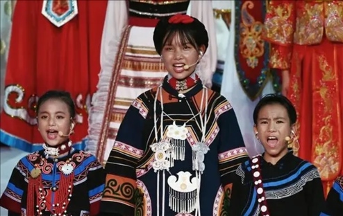 △今年7月，在成都大運(yùn)會(huì)開幕式上，從大山深處走來的孩子們，自信地站在舞臺(tái)中央，以歌聲表達(dá)對(duì)未來的憧憬。