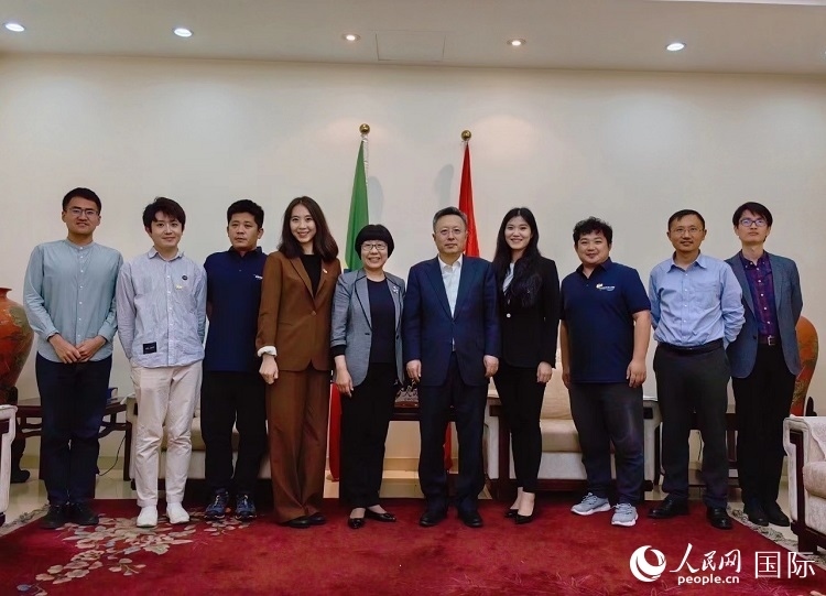 趙志遠大使（右五）、使館工作人員與人民網記者合影。