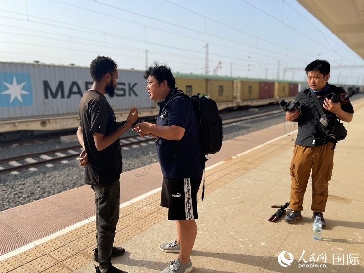 亞吉鐵路吉布提線工作人員介紹列車運營情況。人民網記者 趙艷紅攝