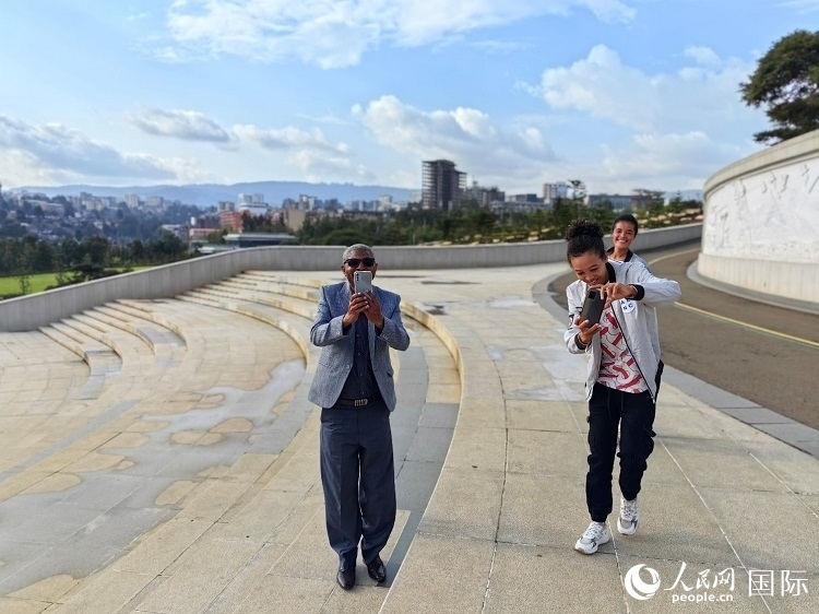 亞的斯亞貝巴友誼廣場的游客與人民網記者互動。人民網記者 陳星星攝