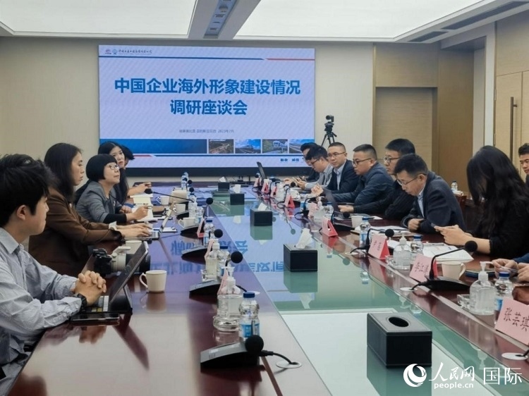 埃塞俄比亞中國商會企業(yè)代表與人民網記者座談。人民網記者 劉寧攝