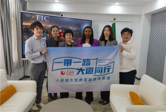 埃塞俄比亞投資委主任萊利斯（右三）、萬巧云（左二）與人民網(wǎng)記者合影。