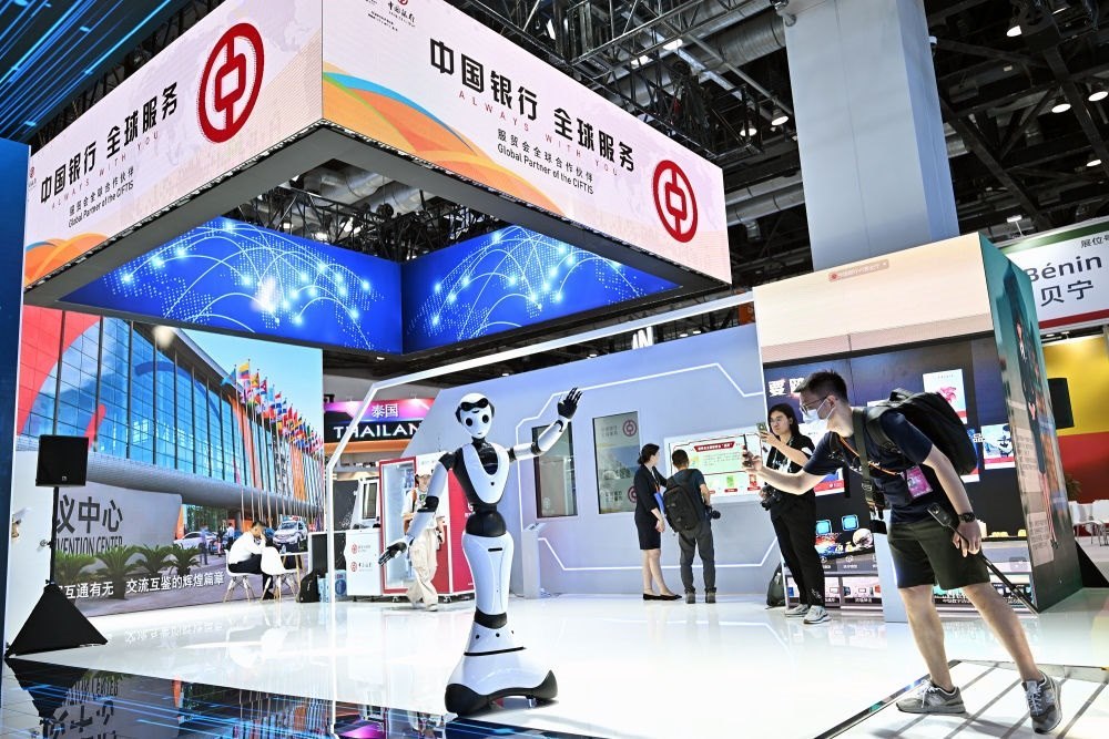 9月1日，媒體記者在國(guó)家會(huì)議中心中國(guó)銀行展臺(tái)拍攝一款迎賓接待機(jī)器人。新華社記者 李鑫 攝