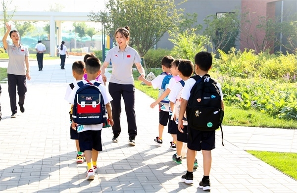 8月30日，雄安史家胡同小學(xué)學(xué)生體驗學(xué)校生活。老師帶學(xué)生進教室。