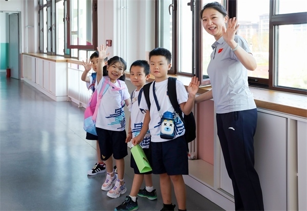 8月30日，雄安史家胡同小學(xué)學(xué)生體驗學(xué)校生活。老師帶學(xué)生進教室。