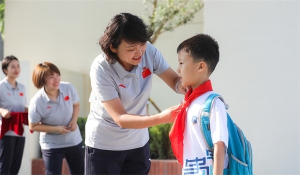 8月30日，雄安史家胡同小學(xué)學(xué)生體驗學(xué)校生活。老師為學(xué)生佩戴?；铡? /></p> <p style=