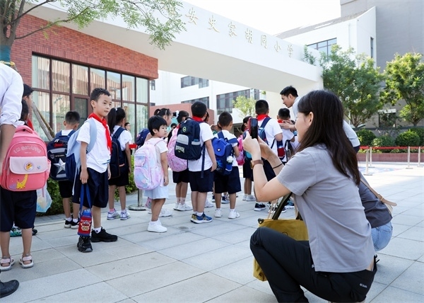 8月30日，雄安史家胡同小學(xué)學(xué)生體驗學(xué)校生活。