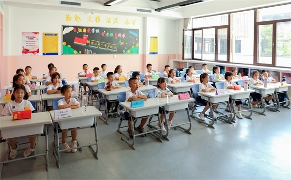 8月30日，雄安史家胡同小學(xué)學(xué)生體驗學(xué)校生活。