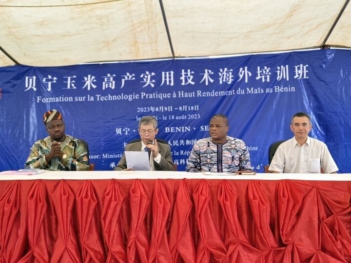 8月9日，2023年貝寧“玉米高產(chǎn)實用技術培訓班”開班儀式在位于塞梅波吉市的中國援貝寧農(nóng)業(yè)技術示范中心舉行。