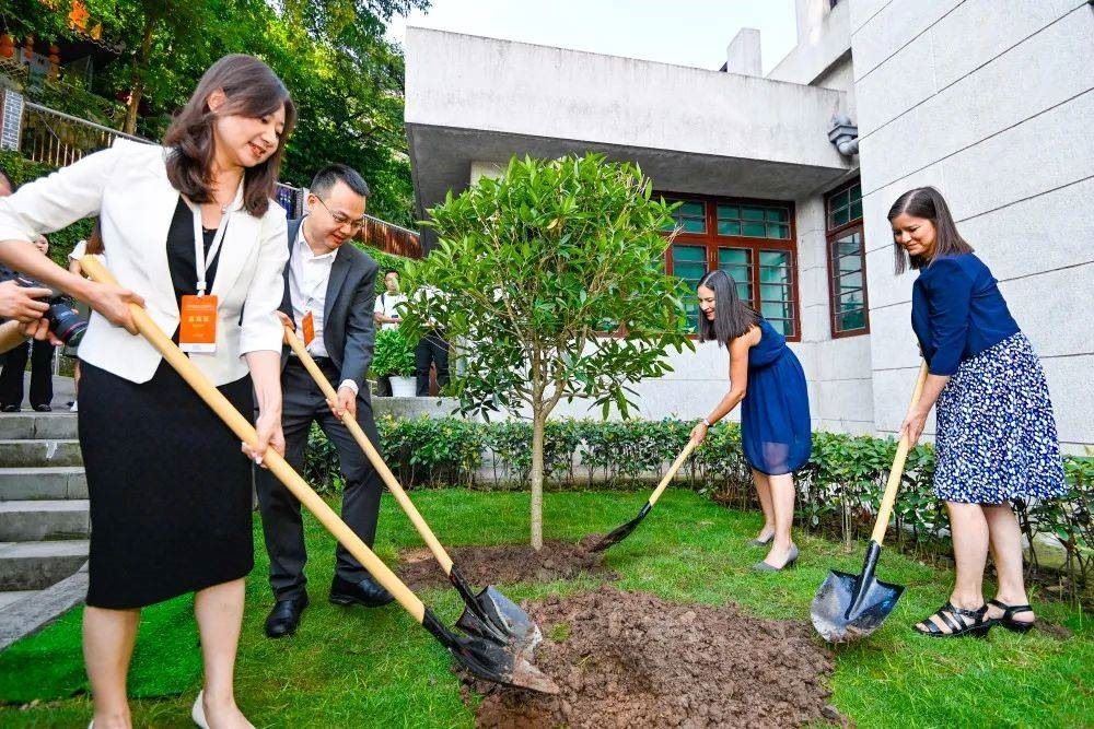 2023年8月8日，重慶史迪威博物館，史迪威將軍后代和朱德同志后代共植友誼樹。