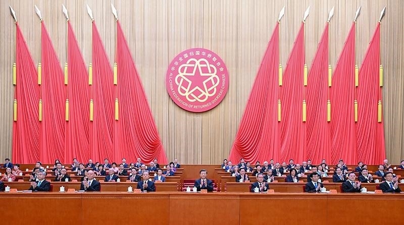 2023年8月31日，第十一次全國(guó)歸僑僑眷代表大會(huì)在北京人民大會(huì)堂開(kāi)幕。習(xí)近平等黨和國(guó)家領(lǐng)導(dǎo)人到會(huì)祝賀