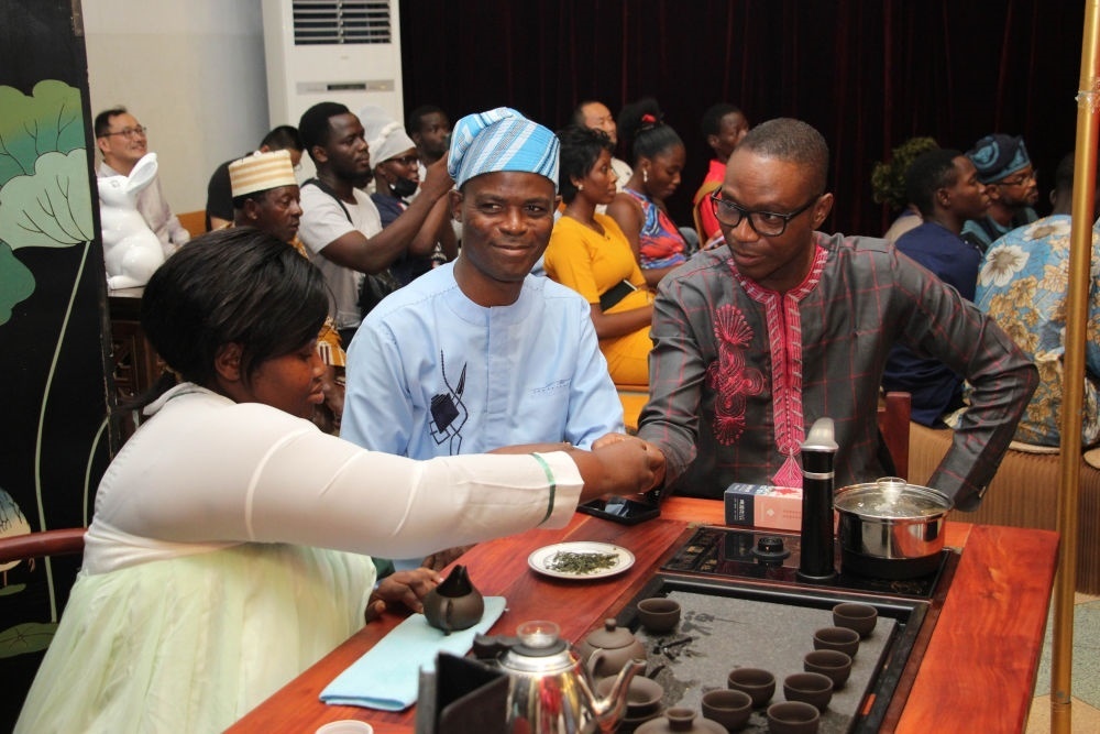 人們在貝寧科托努貝寧中國文化中心“茶和天下·雅集——青島有禮”文化交流活動上品茶。