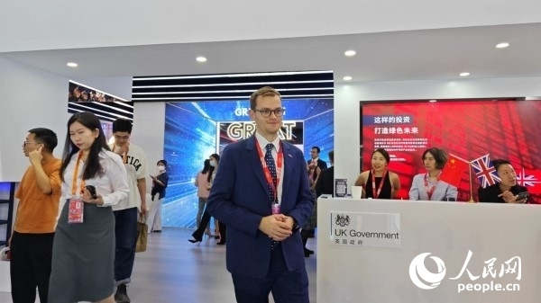 9月2日，英國館館長、英國商業(yè)貿(mào)易部市場推廣主管康鵬接受人民網(wǎng)記者采訪。人民網(wǎng)記者 趙雯博攝