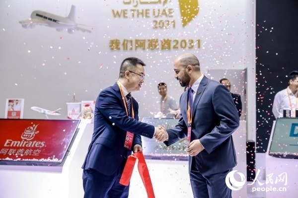 9月3日，阿聯(lián)酋駐華大使館臨時(shí)代辦、副館長哈利德·沙赫參贊與中國貿(mào)促會(huì)聯(lián)絡(luò)部二級巡視員楊曉軍揭幕阿聯(lián)酋國家館。圖片由阿聯(lián)酋駐華大使館提供