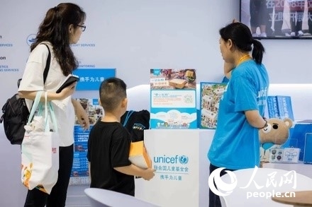 9月2日，觀眾駐足聯(lián)合國兒童基金會(huì)展館。圖片由聯(lián)合國兒童基金會(huì)提供