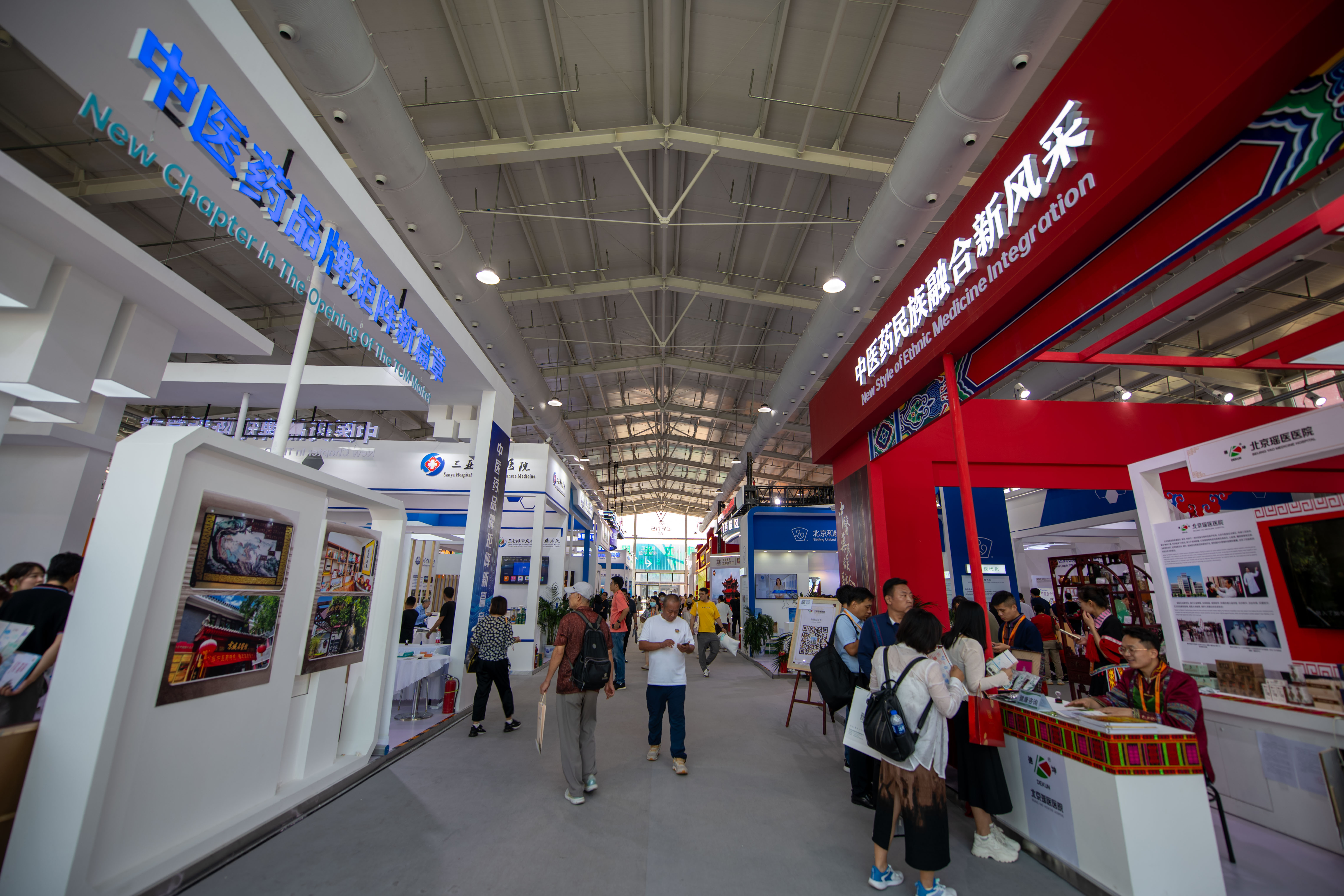 在位于首鋼園的健康衛(wèi)生服務(wù)展區(qū)，觀眾正在參觀。人民網(wǎng)記者 翁奇羽攝