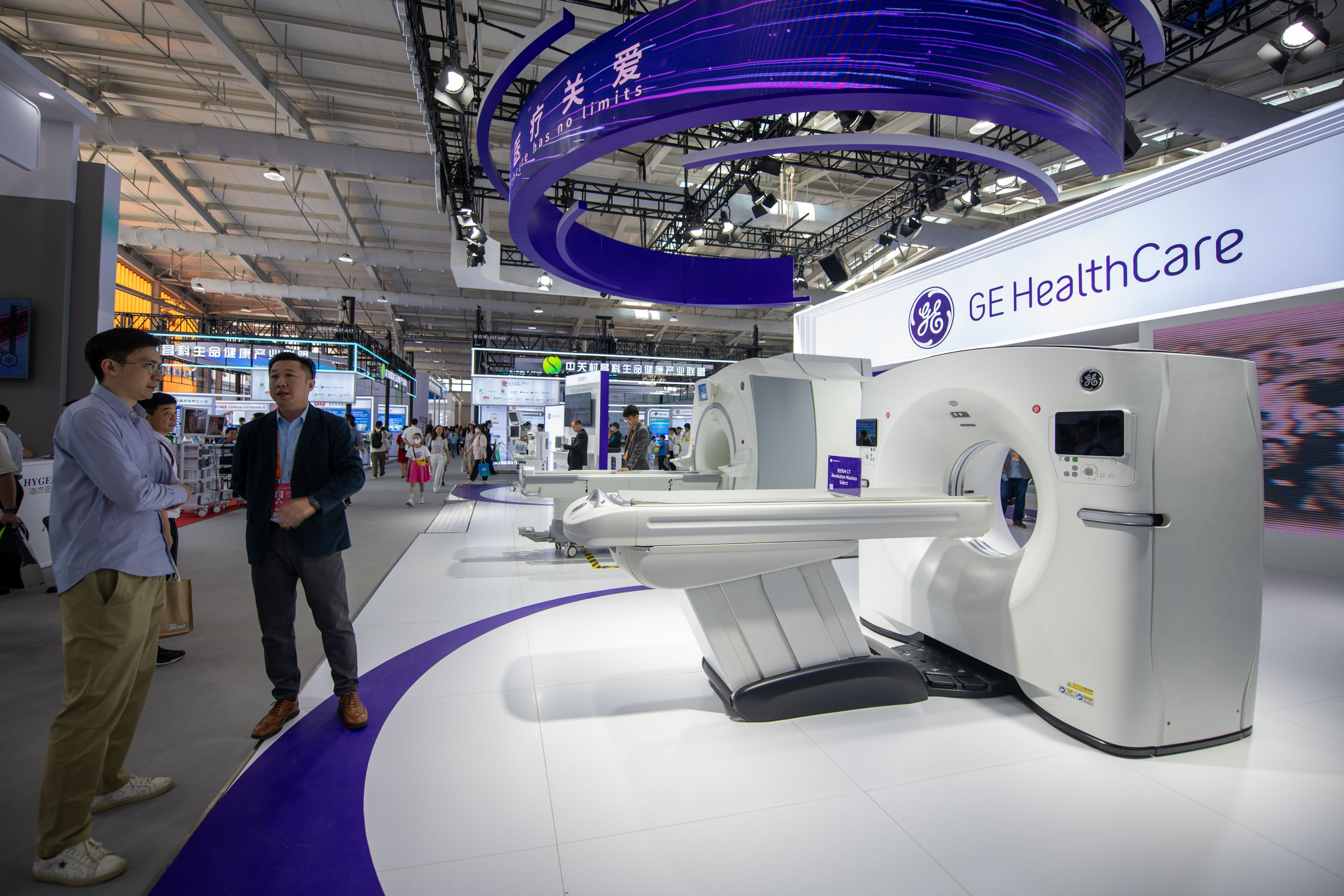 9月3日，在位于首鋼園的健康衛(wèi)生服務(wù)展區(qū)，觀眾正在參觀GE展臺(tái)。人民網(wǎng)記者 翁奇羽攝