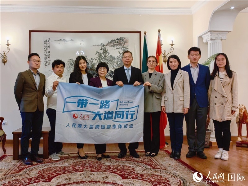 胡長春大使、駐非盟使團(tuán)工作人員與人民網(wǎng)記者合影。