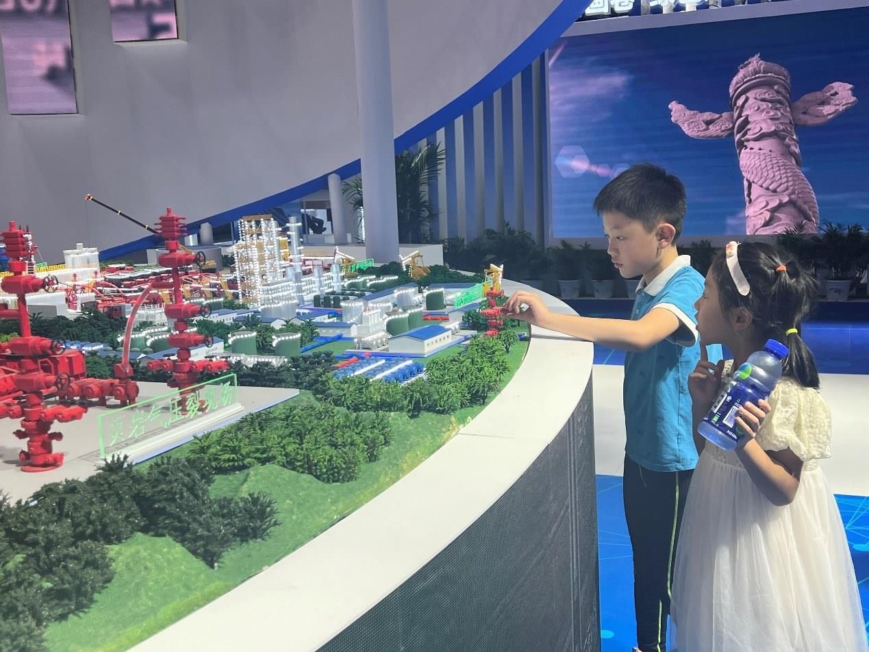 小朋友正在觀看展覽模型。人民網(wǎng) 歐陽(yáng)易佳攝