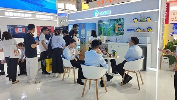 銀行機構(gòu)“勞動者港灣”的服務(wù)理念，吸引觀展群眾上前咨詢。人民網(wǎng)記者 李彤?dāng)z