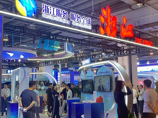 在浙江省交易團展區(qū)，數(shù)字支付技術(shù)吸引了觀展群眾的目光。人民網(wǎng)記者 李彤?dāng)z