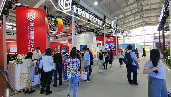 金融安全、投資者教育是金融服務(wù)展區(qū)知識科普的重要展示環(huán)節(jié)。人民網(wǎng)記者 李彤?dāng)z