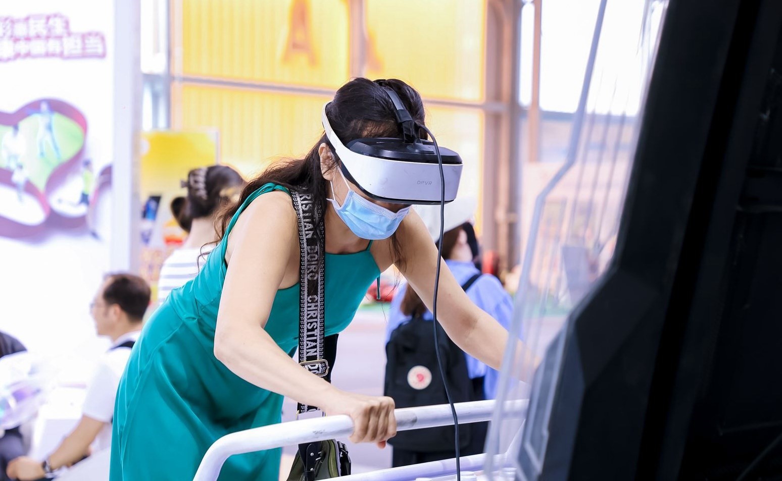 觀眾參與AI體驗(yàn)。圖片來(lái)源：中國(guó)國(guó)際服務(wù)貿(mào)易交易會(huì)