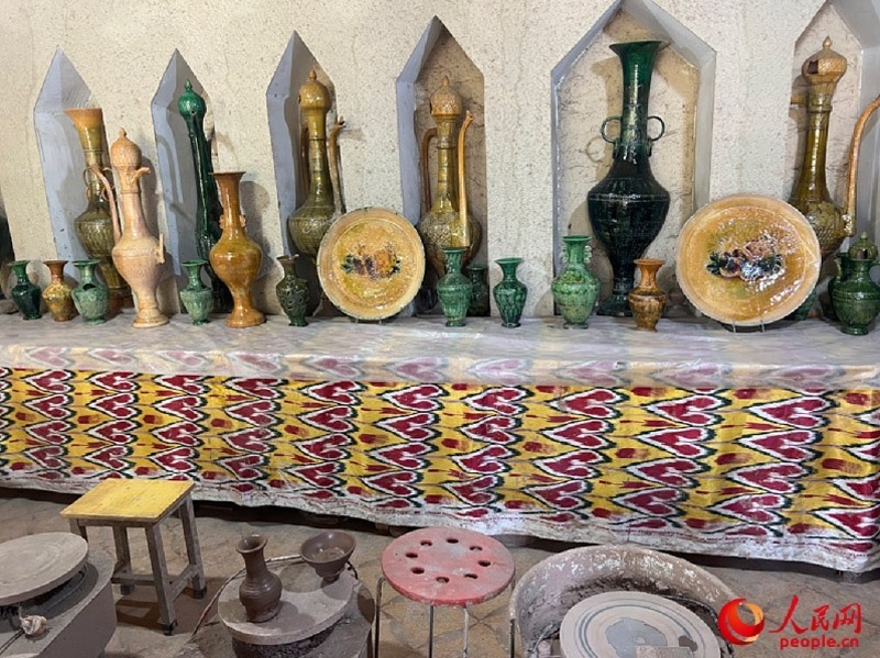 游客制作土陶體驗區(qū)。人民網(wǎng)記者 常雪梅攝