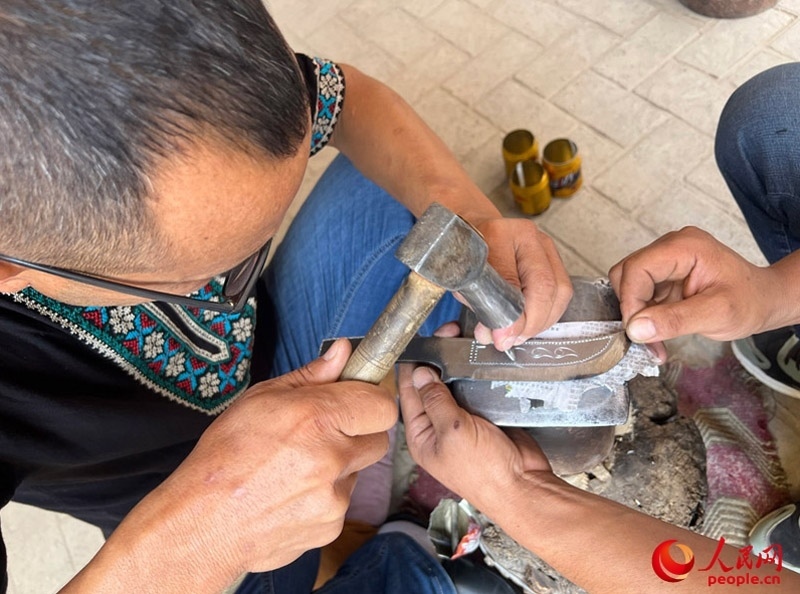 手工制作英吉沙小刀。人民網(wǎng)記者 常雪梅攝