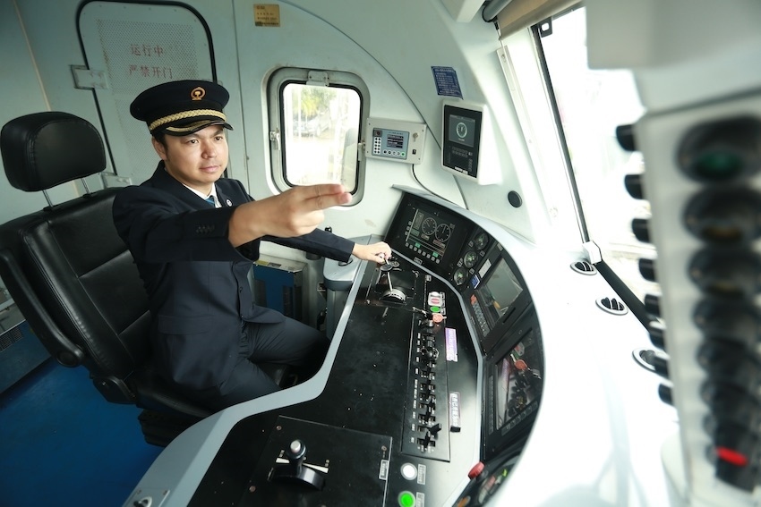 發(fā)車前，仲俊斕確認(rèn)儀表、指示燈狀態(tài)正常。成都機(jī)務(wù)段供圖