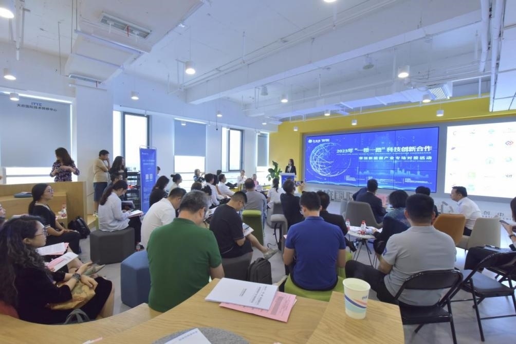 在天府國(guó)際技術(shù)轉(zhuǎn)移中心承辦的2023年“一帶一路”科技創(chuàng)新合作——泰國(guó)新能源產(chǎn)業(yè)專場(chǎng)對(duì)接活動(dòng)中，中泰企業(yè)機(jī)構(gòu)達(dá)成了合作意向。天府國(guó)際技術(shù)轉(zhuǎn)移中心供圖